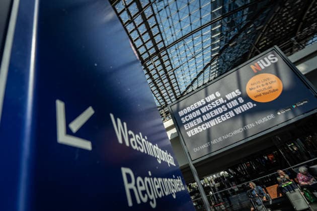 Das vom Journalisten und Unternehmer Julian Reichelt geführte Nachrichtenportal NIUS startet Werbekampagne im öffentlichen Raum in der Bundeshauptstadt Berlin und Magdeburg - Von NIUS gebuchte Werbefläche am Berliner Hauptbahnhof - Claim Morgens um 6 schon wissen, was einem abends um 8 verschwiegen wird.;NIUS- Werbekampagne im öffentlichen Raum, Berlin Berlin Deutschland Berliner Hauptbahnhof *** The news portal NIUS, run by journalist and entrepreneur Julian Reichelt, launches an advertising campaign in public spaces in the German capital Berlin and Magdeburg Advertising space booked by NIUS at Berlin Central Station Claim Know at 6 in the morning what you wont be told at 8 in the evening NIUS advertising campaign in public spaces, Ber