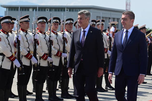 Hristijan Mickoski Prime Minister of North Macedonia (R) and his counterpart Andrej Plenkovic Primeminister of Croatia (L) inspects the guard of honor in Ohrid, Republic of North Macedonia, MAy 26 2026. IMAGO PETR STOJANOVSKI