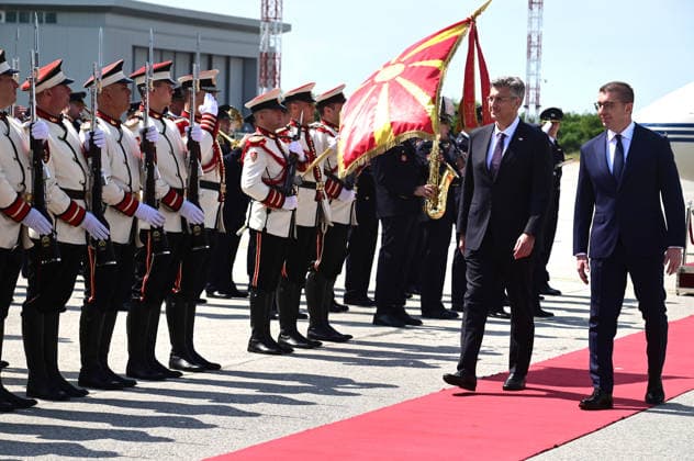 Hristijan Mickoski Prime Minister of North Macedonia (R) and his counterpart Andrej Plenkovic Primeminister of Croatia (L) inspects the guard of honor in Ohrid, Republic of North Macedonia, MAy 26 2026. IMAGO PETR STOJANOVSKI