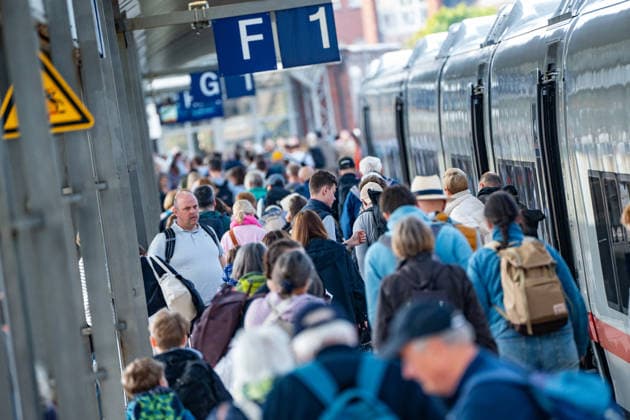 Der im Jahr 2026 neu eingeführter ICE-L des spanischen Eisenbahnherstellers Talgo bedient die Strecke Westerland (Sylt) Hamburg Hbf Berlin Hbf sowie nach Nordrhein-Westfalen, betrieben mit Siemens Dual Mode Vectron-Lokomotive 248 508, Zug im Bahnhof von Westerland;Marschbahn-Strecke auf der Nordsee-Insel Sylt, Sylt Schleswig.Holstein Deutschland Bahnhof Westerland *** The ICE L newly introduced in 2026 by the Spanish railroad manufacturer Talgo serves the route Westerland Sylt Hamburg Hbf Berlin Hbf and to North Rhine-Westphalia, operated with Siemens Dual Mode Vectron locomotive 248 508, train in the station of Westerland Marschbahn route on the North Sea island of Sylt, Sylt Schleswig Holstein Germany Westerland station
