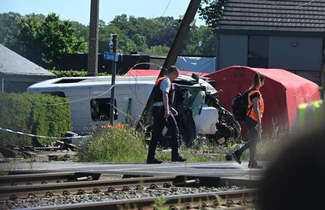 Schoolbus Gets Run Over By A Train BUGGENHOUT, BELGIUM - MAY 26 : In a train accident people have died in a collision between a train and a minibus in Buggenhout; the minibus was carrying seven schoolchildren and two adults: The barriers were down.onMay 26, 2026 in Buggenhout, Belgium, 26 05 2026 Buggenhout Belgium  Copyright: xBertxVanxDenxBrouckex