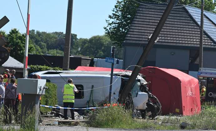 Schoolbus Gets Run Over By A Train BUGGENHOUT, BELGIUM - MAY 26 : In a train accident people have died in a collision between a train and a minibus in Buggenhout; the minibus was carrying seven schoolchildren and two adults: The barriers were down.onMay 26, 2026 in Buggenhout, Belgium, 26 05 2026 Buggenhout Belgium  Copyright: xBertxVanxDenxBrouckex