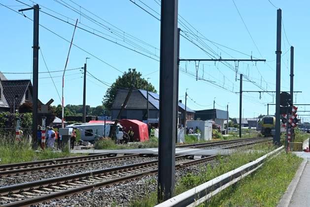 Schoolbus Gets Run Over By A Train BUGGENHOUT, BELGIUM - MAY 26 : In a train accident people have died in a collision between a train and a minibus in Buggenhout; the minibus was carrying seven schoolchildren and two adults: The barriers were down.onMay 26, 2026 in Buggenhout, Belgium, 26 05 2026 Buggenhout Belgium  Copyright: xBertxVanxDenxBrouckex