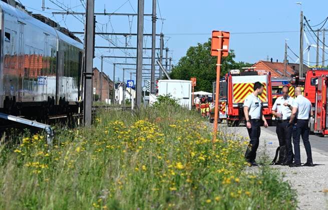 Schoolbus Gets Run Over By A Train BUGGENHOUT, BELGIUM - MAY 26 : In a train accident people have died in a collision between a train and a minibus in Buggenhout; the minibus was carrying seven schoolchildren and two adults: The barriers were down.onMay 26, 2026 in Buggenhout, Belgium, 26 05 2026 Buggenhout Belgium  Copyright: xBertxVanxDenxBrouckex
