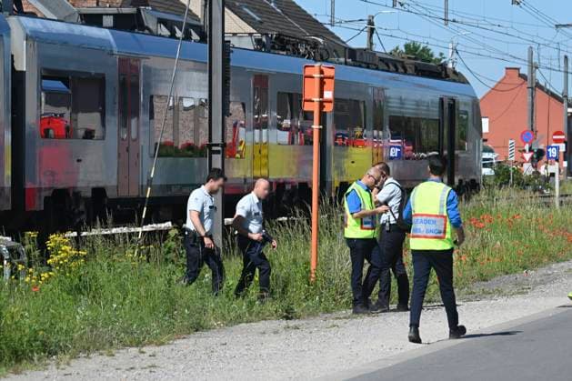 Schoolbus Gets Run Over By A Train BUGGENHOUT, BELGIUM - MAY 26 : In a train accident people have died in a collision between a train and a minibus in Buggenhout; the minibus was carrying seven schoolchildren and two adults: The barriers were down.onMay 26, 2026 in Buggenhout, Belgium, 26 05 2026 Buggenhout Belgium  Copyright: xBertxVanxDenxBrouckex