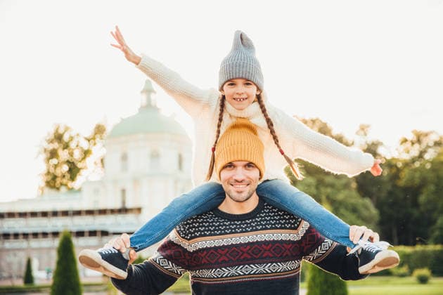Ein Vater trägt seine Tochter auf den Schultern, die Arme weit ausgebreitet, vor einem historischen Gebäude im Freien im Herbst Father Carrying Daughter on Shoulders with Arms Spread Wide Near Historic Building Outdoors in Autumn (License=RF) ,model released, Symbolfoto Copyright: xZoonar.com ViorelxKurnosovx 25103001 ,model released, Symbolfoto ,property released