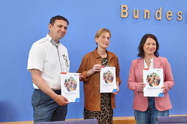 Berlin, Deutschland, 26.05.2026: Bundespressekonferenz: Kinderreport 2026: Chancengerechte Bildung : Holger Hofmann, Bundesgeschäftsführer des Deutschen Kinderhilfswerkes e. V., Bundesministerin für Bildung, Familie, Senioren, Frauen und Jugend Karin Prien (CDU) und Anja Siegesmund, Vizepräsidentin des Deutschen Kinderhilfswerkes e. V. *** Berlin, Germany, 26 05 2026 Federal Press Conference Childrens Report 2026 Equal Opportunities in Education Holger Hofmann, Federal Managing Director of Deutsches Kinderhilfswerk e V , Federal Minister of Education, Family Affairs, Senior Citizens, Women and Youth Karin Prien CDU and Anja Siegesmund, Vice President of Deutsches Kinderhilfswerk e V Copyright: xdtsxNachrichtenagenturx dts_120465