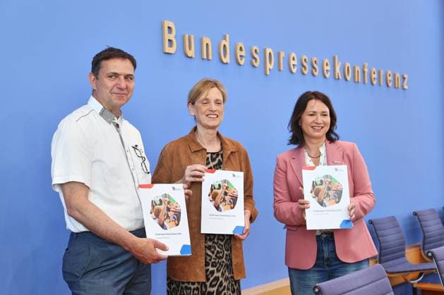 Berlin, Deutschland, 26.05.2026: Bundespressekonferenz: Kinderreport 2026: Chancengerechte Bildung : Holger Hofmann, Bundesgeschäftsführer des Deutschen Kinderhilfswerkes e. V., Bundesministerin für Bildung, Familie, Senioren, Frauen und Jugend Karin Prien (CDU) und Anja Siegesmund, Vizepräsidentin des Deutschen Kinderhilfswerkes e. V. *** Berlin, Germany, 26 05 2026 Federal Press Conference Childrens Report 2026 Equal Opportunities in Education Holger Hofmann, Federal Managing Director of Deutsches Kinderhilfswerk e V , Federal Minister of Education, Family Affairs, Senior Citizens, Women and Youth Karin Prien CDU and Anja Siegesmund, Vice President of Deutsches Kinderhilfswerk e V Copyright: xdtsxNachrichtenagenturx dts_120466