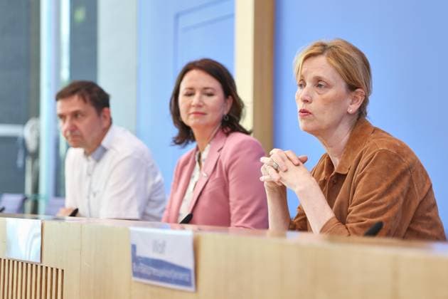Berlin, Deutschland, 26.05.2026: Bundespressekonferenz: Kinderreport 2026: Chancengerechte Bildung : Holger Hofmann, Bundesgeschäftsführer des Deutschen Kinderhilfswerkes e. V., Bundesministerin für Bildung, Familie, Senioren, Frauen und Jugend Karin Prien (CDU) und Anja Siegesmund, Vizepräsidentin des Deutschen Kinderhilfswerkes e. V. *** Berlin, Germany, 26 05 2026 Federal Press Conference Childrens Report 2026 Equal Opportunities in Education Holger Hofmann, Federal Managing Director of Deutsches Kinderhilfswerk e V , Federal Minister of Education, Family Affairs, Senior Citizens, Women and Youth Karin Prien CDU and Anja Siegesmund, Vice President of Deutsches Kinderhilfswerk e V Copyright: xdtsxNachrichtenagenturx dts_120472