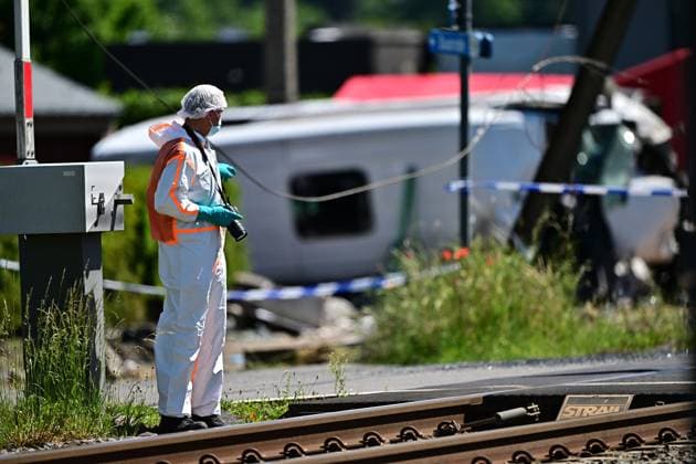 Police pictured at the scene of an accident between a train and a minivan, at the railway crossing Vierhuizen, in Buggenhout, Tuesday 26 May 2026. The accident happened around 8:15 am. Several people have been killed. According to initial reports, the level crossing was closed at the time of the accident.  DIRKxWAEM 175092820