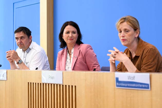 ABB BPK-KINDEREPORT- Holger Hofmann, Bundesgeschaeftsfuehrer des Deutschen Kinderhilfswerkes e. V. Karin Rien Bundesministerin fuer Bildung, Familie, Senioren, Frauen und Jugend Anja Siegesmund, Vizepräsidentin des Deutschen Kinderhilfswerkes e. V.Thema-Kinderreport 2026 Chancengerechte Bildung Vorstellung Bericht auf der BPK Berlin Bundespressekonferenz am 26.05.2026 Berlin Deutschland *** ABB BPK KINDEREPORT Holger Hofmann, Federal Managing Director of Deutsches Kinderhilfswerk e V Karin Rien Federal Minister for Education, Family, Senior Citizens, Women and Youth Anja Siegesmund, Vice President of Deutsches Kinderhilfswerk e V Topic Childrens Report 2026 Equal Opportunities in Education Presentation Report at the BPK Berlin Federal