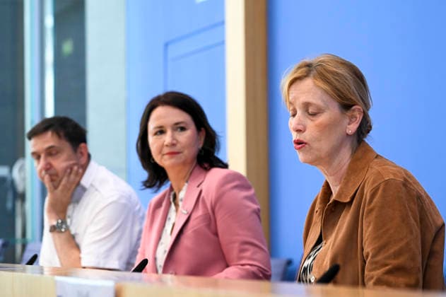 ABB BPK-KINDEREPORT- Holger Hofmann, Bundesgeschaeftsfuehrer des Deutschen Kinderhilfswerkes e. V. Karin Rien Bundesministerin fuer Bildung, Familie, Senioren, Frauen und Jugend Anja Siegesmund, Vizepräsidentin des Deutschen Kinderhilfswerkes e. V.Thema-Kinderreport 2026 Chancengerechte Bildung Vorstellung Bericht auf der BPK Berlin Bundespressekonferenz am 26.05.2026 Berlin Deutschland *** ABB BPK KINDEREPORT Holger Hofmann, Federal Managing Director of Deutsches Kinderhilfswerk e V Karin Rien Federal Minister for Education, Family, Senior Citizens, Women and Youth Anja Siegesmund, Vice President of Deutsches Kinderhilfswerk e V Topic Childrens Report 2026 Equal Opportunities in Education Presentation Report at the BPK Berlin Federal
