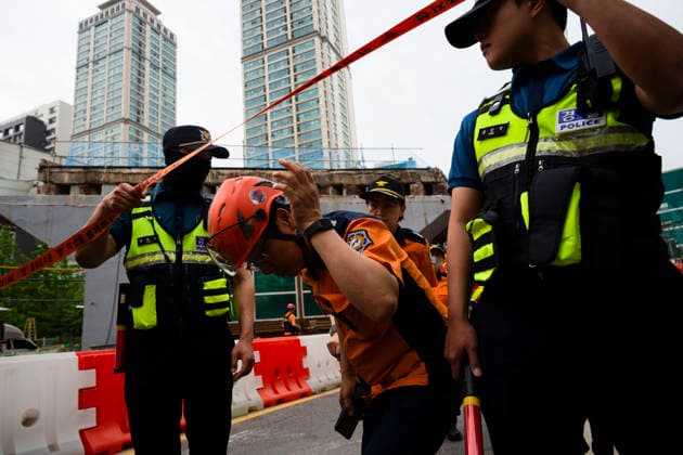 May 26, 2026, Seoul, South Korea: First responders search the site of the collapsed Seosomun Overpass in Seoul, South Korea on Tuesday, May 26, 2026. Multiple workers were caught in the collapse as the city had been tearing down the overpass, built in 1966, due to structural failure. Seoul South Korea - ZUMAh163 20260526_znp_h163_015 Copyright: xJintakxHanx