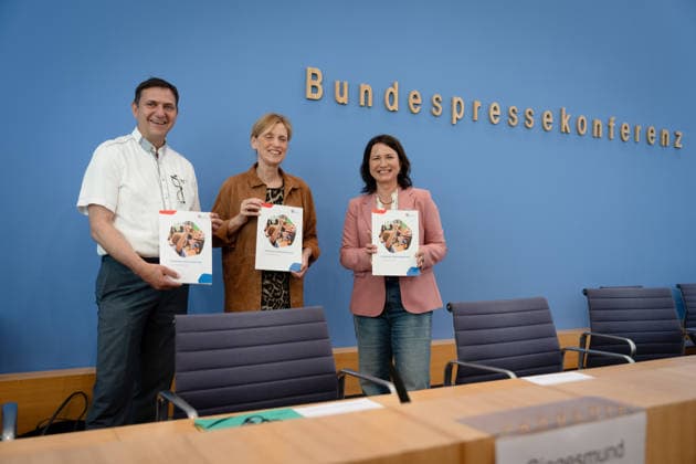 BPK, Kinderreport 2026: Chancengerechte Bildung Berlin, BPK, Kinderreport 2026: Chancengerechte Bildung , Bundesministerin für Bildung, Familie, Karin Prien, Holger Hofmann, Bundesgeschäftsführer, Kinderhilfswerk, Anja Siegesmund, Vizepräsidentin, Kinderhilfswerk Berlin Berlin GER *** BPK, Kinderreport 2026 Chancengerechte Bildung Berlin, BPK, Kinderreport 2026 Chancengerechte Bildung , Federal Minister of Education, Family, Karin Prien, Holger Hofmann, Federal Managing Director, Kinderhilfswerk, Anja Siegesmund, Vice President, Kinderhilfswerk Berlin Berlin GER