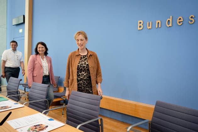 BPK, Kinderreport 2026: Chancengerechte Bildung Berlin, BPK, Kinderreport 2026: Chancengerechte Bildung , Bundesministerin für Bildung, Familie, Karin Prien, Holger Hofmann, Bundesgeschäftsführer, Kinderhilfswerk, Anja Siegesmund, Vizepräsidentin, Kinderhilfswerk Berlin Berlin GER *** BPK, Kinderreport 2026 Chancengerechte Bildung Berlin, BPK, Kinderreport 2026 Chancengerechte Bildung , Federal Minister of Education, Family, Karin Prien, Holger Hofmann, Federal Managing Director, Kinderhilfswerk, Anja Siegesmund, Vice President, Kinderhilfswerk Berlin Berlin GER