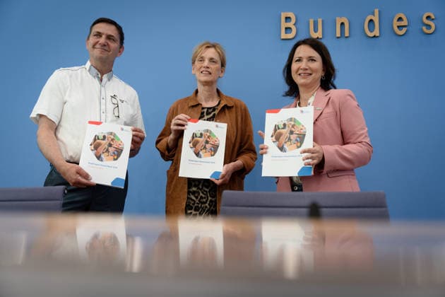 BPK, Kinderreport 2026: Chancengerechte Bildung Berlin, BPK, Kinderreport 2026: Chancengerechte Bildung , Bundesministerin für Bildung, Familie, Karin Prien, Holger Hofmann, Bundesgeschäftsführer, Kinderhilfswerk, Anja Siegesmund, Vizepräsidentin, Kinderhilfswerk Berlin Berlin GER *** BPK, Kinderreport 2026 Chancengerechte Bildung Berlin, BPK, Kinderreport 2026 Chancengerechte Bildung , Federal Minister of Education, Family, Karin Prien, Holger Hofmann, Federal Managing Director, Kinderhilfswerk, Anja Siegesmund, Vice President, Kinderhilfswerk Berlin Berlin GER