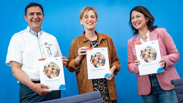 Holger Hofmann, Bundesgeschäftsführer Deutsches Kinderhilfswerk e.V., Karin Prien, Bundesministerin für Bildung, Familie, Senioren, Frauen und Jugend, Anja Siegesmund, Vizepräsidentin Deutsches Kinderhilfswerk e.V. (von links);Bundespressekonferenz in Berlin - Kinderreport 2026 - Titel Chancengerechte Bildung, Berlin Berlin Deutschland Haus der Bundespressekonferenz *** Holger Hofmann, Federal Managing Director of Deutsches Kinderhilfswerk e V , Karin Prien, Federal Minister of Education, Family Affairs, Senior Citizens, Women and Youth, Anja Siegesmund, Vice President of Deutsches Kinderhilfswerk e V from left Federal Press Conference in Berlin Childrens Report 2026 Title Equal Opportunities in Education, Berlin Berlin Germany House of