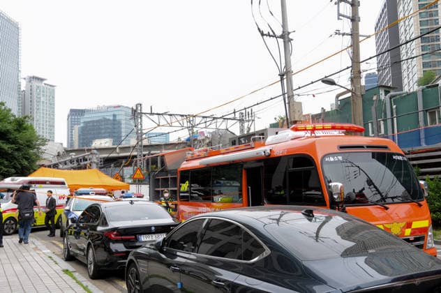 (260526) -- SEOUL, May 26, 2026 -- This photo taken on May 26, 2026 shows a scene at the site of an overpass collapse accident in Seoul, South Korea. Three people were killed and three others were injured in South Korea s overpass collapse accident, Yonhap news agency said Tuesday. A section of the upper deck collapsed at the overpass demolition site in Seoul at around 2:33 p.m. local time (0533 GMT). (Photo by Xinhua) (SpotNews) SOUTH KOREA-SEOUL-OVERPASS COLLAPSE ACCIDENT SunxYiran 
