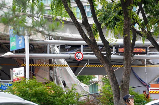 (260526) -- SEOUL, May 26, 2026 -- This photo taken on May 26, 2026 shows a scene at the site of an overpass collapse accident in Seoul, South Korea. Three people were killed and three others were injured in South Korea s overpass collapse accident, Yonhap news agency said Tuesday. A section of the upper deck collapsed at the overpass demolition site in Seoul at around 2:33 p.m. local time (0533 GMT). (Photo by Xinhua) (SpotNews) SOUTH KOREA-SEOUL-OVERPASS COLLAPSE ACCIDENT SunxYiran 