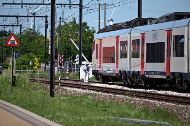 4 killed after train collides with school bus in Belgium EAST FLANDERS, BELGIUM - MAY 26: A view of the scene where four people, two of which are children, were killed after a school bus carrying children was struck by a train in East Flanders, Belgium on May 26, 2026. According to daily newspaper HLN, there were seven children and two adults, including the driver, on board the bus. Dursun Aydemir Anadolu East Flanders Belgium. Editorial use only. Please get in touch for any other usage.  Copyright: x2026xAnadoluxDursunxAydemirx