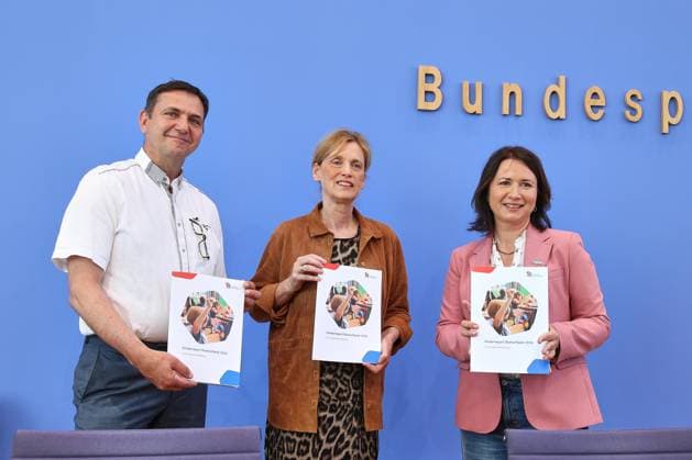 Berlin, Deutschland, 26.05.2026: Bundespressekonferenz: Kinderreport 2026: Chancengerechte Bildung : Holger Hofmann, Bundesgeschäftsführer des Deutschen Kinderhilfswerkes e. V., Bundesministerin für Bildung, Familie, Senioren, Frauen und Jugend Karin Prien (CDU) und Anja Siegesmund, Vizepräsidentin des Deutschen Kinderhilfswerkes e. V. *** Berlin, Germany, 26 05 2026 Federal Press Conference Childrens Report 2026 Equal Opportunities in Education Holger Hofmann, Federal Managing Director of Deutsches Kinderhilfswerk e V , Federal Minister of Education, Family Affairs, Senior Citizens, Women and Youth Karin Prien CDU and Anja Siegesmund, Vice President of Deutsches Kinderhilfswerk e V Copyright: xdtsxNachrichtenagenturx dts_120484