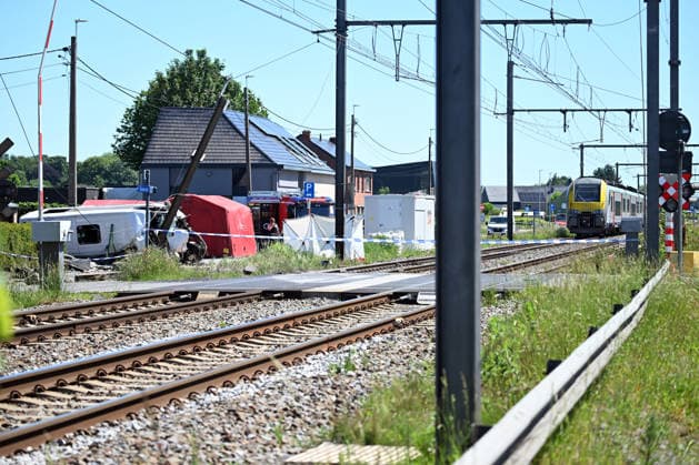 4 killed after train collides with school bus in Belgium EAST FLANDERS, BELGIUM - MAY 26: A view of the scene where four people, two of which are children, were killed after a school bus carrying children was struck by a train in East Flanders, Belgium on May 26, 2026. According to daily newspaper HLN, there were seven children and two adults, including the driver, on board the bus. Dursun Aydemir Anadolu East Flanders Belgium. Editorial use only. Please get in touch for any other usage.  Copyright: x2026xAnadoluxDursunxAydemirx