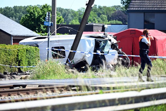 4 killed after train collides with school bus in Belgium EAST FLANDERS, BELGIUM - MAY 26: A view of the scene where four people, two of which are children, were killed after a school bus carrying children was struck by a train in East Flanders, Belgium on May 26, 2026. According to daily newspaper HLN, there were seven children and two adults, including the driver, on board the bus. Dursun Aydemir Anadolu East Flanders Belgium. Editorial use only. Please get in touch for any other usage.  Copyright: x2026xAnadoluxDursunxAydemirx