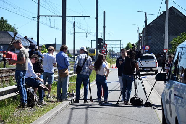 4 killed after train collides with school bus in Belgium EAST FLANDERS, BELGIUM - MAY 26: A view of the scene where four people, two of which are children, were killed after a school bus carrying children was struck by a train in East Flanders, Belgium on May 26, 2026. According to daily newspaper HLN, there were seven children and two adults, including the driver, on board the bus. Dursun Aydemir Anadolu East Flanders Belgium. Editorial use only. Please get in touch for any other usage.  Copyright: x2026xAnadoluxDursunxAydemirx