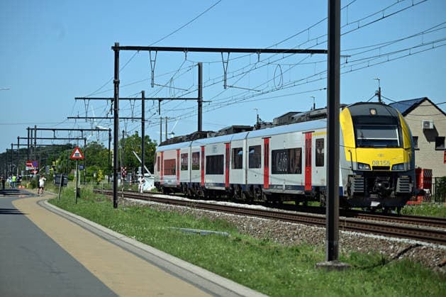 4 killed after train collides with school bus in Belgium EAST FLANDERS, BELGIUM - MAY 26: A view of the scene where four people, two of which are children, were killed after a school bus carrying children was struck by a train in East Flanders, Belgium on May 26, 2026. According to daily newspaper HLN, there were seven children and two adults, including the driver, on board the bus. Dursun Aydemir Anadolu East Flanders Belgium. Editorial use only. Please get in touch for any other usage.  Copyright: x2026xAnadoluxDursunxAydemirx