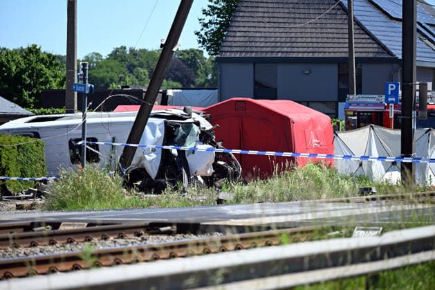 4 killed after train collides with school bus in Belgium EAST FLANDERS, BELGIUM - MAY 26: A view of the scene where four people, two of which are children, were killed after a school bus carrying children was struck by a train in East Flanders, Belgium on May 26, 2026. According to daily newspaper HLN, there were seven children and two adults, including the driver, on board the bus. Dursun Aydemir Anadolu East Flanders Belgium. Editorial use only. Please get in touch for any other usage.  Copyright: x2026xAnadoluxDursunxAydemirx