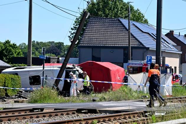 Schoolbus Gets Run Over By A Train BUGGENHOUT, BELGIUM - MAY 26 : n a train accident people have died in a collision between a train and a minibus in Buggenhout; the minibus was carrying seven schoolchildren and two adults: The barriers were down.on May 26, 2026 in Buggenhout, Belgium, 26 05 2026 Buggenhout Belgium  Copyright: xBertxVanxDenxBrouckex