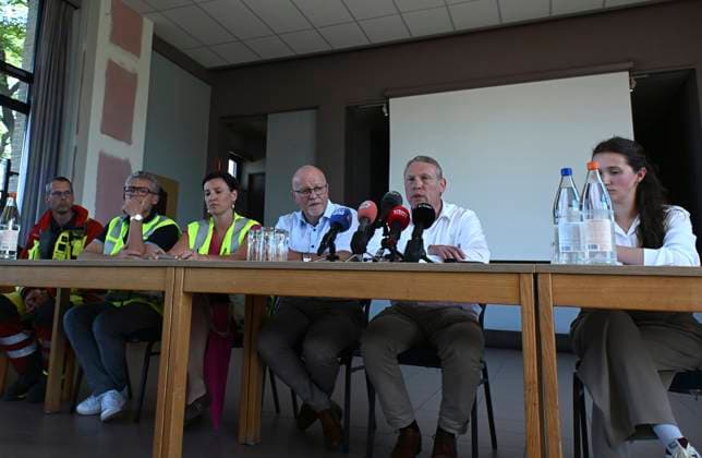 Schoolbus Gets Run Over By A Train BUGGENHOUT, BELGIUM - MAY 26 : Lisa De Wilde, Kurt Moens NV-A ( Deputy Provincial Education) and Geert Hermans. Mayor (CD&V) amongst others hold a pressconference. In a train accident people have died in a collision between a train and a minibus in Buggenhout; the minibus was carrying seven schoolchildren and two adults: The barriers were down.onMay 26, 2026 in Buggenhout, Belgium, 26 05 2026 Buggenhout Belgium  Copyright: xBertxVanxDenxBrouckex