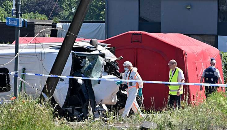 Schoolbus Gets Run Over By A Train BUGGENHOUT, BELGIUM - MAY 26 : n a train accident people have died in a collision between a train and a minibus in Buggenhout; the minibus was carrying seven schoolchildren and two adults: The barriers were down.on May 26, 2026 in Buggenhout, Belgium, 26 05 2026 Buggenhout Belgium  Copyright: xBertxVanxDenxBrouckex