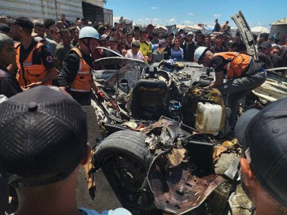 Israeli airstrike hits vehicle in Al-Mawasi despite ceasefire agreement KHAN YUNIS, PALESTINE - MAY 26: (EDITOR S NOTE: Image depicts graphic content) Palestinians gather around the wreckage of a targeted vehicle after the Israeli army violated the ceasefire and launched an airstrike in the Al-Mawasi area of Khan Yunis, Gaza Strip, on May 26, 2026. Dead and injured individuals were reported following the attack, while civil defense teams worked to collect body parts from the destroyed vehicle. Hani Alshaer Anadolu Khan Yunis Gaza. Editorial use only. Please get in touch for any other usage.  Copyright: x2026xAnadoluxHanixAlshaerx