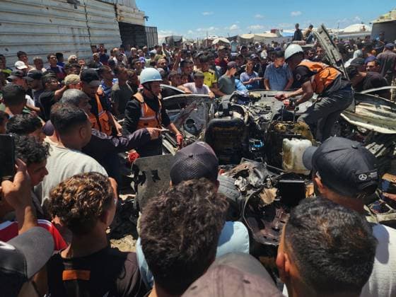 Israeli airstrike hits vehicle in Al-Mawasi despite ceasefire agreement KHAN YUNIS, PALESTINE - MAY 26: (EDITOR S NOTE: Image depicts graphic content) Palestinians gather around the wreckage of a targeted vehicle after the Israeli army violated the ceasefire and launched an airstrike in the Al-Mawasi area of Khan Yunis, Gaza Strip, on May 26, 2026. Dead and injured individuals were reported following the attack, while civil defense teams worked to collect body parts from the destroyed vehicle. Hani Alshaer Anadolu Khan Yunis Gaza. Editorial use only. Please get in touch for any other usage.  Copyright: x2026xAnadoluxHanixAlshaerx