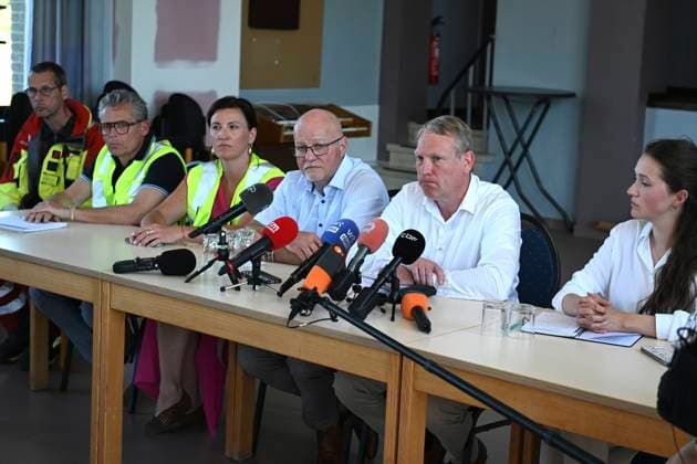 Schoolbus Gets Run Over By A Train BUGGENHOUT, BELGIUM - MAY 26 : Lisa De Wilde, Kurt Moens NV-A ( Deputy Provincial Education) and Geert Hermans. Mayor (CD&V) amongst others hold a pressconference. In a train accident people have died in a collision between a train and a minibus in Buggenhout; the minibus was carrying seven schoolchildren and two adults: The barriers were down.onMay 26, 2026 in Buggenhout, Belgium, 26 05 2026 Buggenhout Belgium  Copyright: xBertxVanxDenxBrouckex