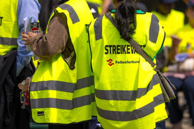 Streik med Fellesforbundet Oslo 20260526. Streikende fra Fellesforbundet. Norsk Arbeidsmandsforbund og Fellesforbundet holdt felles streikemote pa Youngstorget tirsdag. Foto: Amanda Pedersen Giske NTB Oslo Norge KZOF2ZEfiPA EDITORIAL USE ONLY Ref:KZOF2ZEfiPA.jpg *** Strike with Fellesforbundet Oslo 20260526 Strikers from Fellesforbundet The Norwegian Confederation of Labour and Fellesforbundet held a joint strike rally at Youngstorget on Tuesday Photo Amanda Pedersen Giske NTB Oslo Norway KZOF2ZEfiPA EDITORIAL USE ONLY Ref KZOF2ZEfiPA jpg  Copyright: xAmandaxPedersenxGiskex xNTBx