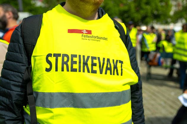 Streik med Fellesforbundet Oslo 20260526. Streikende fra Fellesforbundet. Norsk Arbeidsmandsforbund og Fellesforbundet holdt felles streikemote pa Youngstorget tirsdag. Foto: Amanda Pedersen Giske NTB Oslo Norge tijpNIJydOE EDITORIAL USE ONLY Ref:tijpNIJydOE.jpg *** Strike with Fellesforbundet Oslo 20260526 Strikers from Fellesforbundet Norsk Arbeidsmandsforbund and Fellesforbundet held a joint strike rally at Youngstorget on Tuesday Photo Amanda Pedersen Giske NTB Oslo Norway tijpNIJydOE EDITORIAL USE ONLY Ref tijpNIJydOE jpg  Copyright: xAmandaxPedersenxGiskex xNTBx