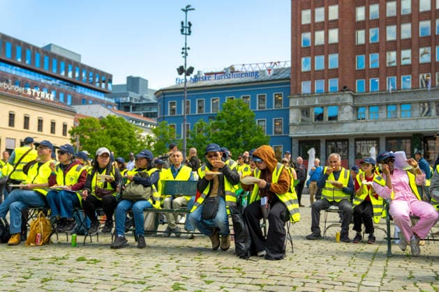 Streik med Fellesforbundet Oslo 20260526. Streikende sitter i sola pa Youngstorget. Fellesforbundet og Norsk Arbeidsmandsforbund holdt felles streikemote pa Youngstorget tirsdag. Foto: Amanda Pedersen Giske NTB Oslo Norge WAA5jlmhpLM EDITORIAL USE ONLY Ref:WAA5jlmhpLM.jpg *** Strike with Fellesforbundet Oslo 20260526 Strikers sit in the sun on Youngstorget Square Fellesforbundet and the Norwegian Confederation of Labor held a joint strike rally on Youngstorget Square on Tuesday Photo Amanda Pedersen Giske NTB Oslo Norway WAA5jlmhpLM EDITORIAL USE ONLY Ref WAA5jlmhpLM jpg  Copyright: xAmandaxPedersenxGiskex xNTBx