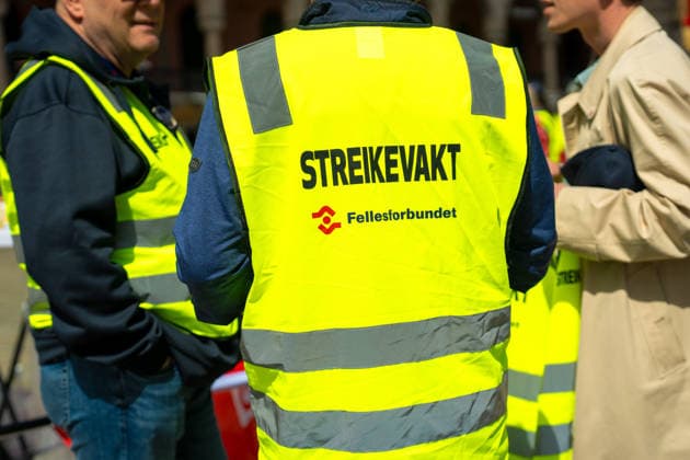 Streik med Fellesforbundet Oslo 20260526. Streikende fra Fellesforbundet. Norsk Arbeidsmandsforbund og Fellesforbundet holdt felles streikemote pa Youngstorget tirsdag. Foto: Amanda Pedersen Giske NTB Oslo Norge yBwdBv7MK_I EDITORIAL USE ONLY Ref:yBwdBv7MK_I.jpg *** Strike with Fellesforbundet Oslo 20260526 Strikers from Fellesforbundet Norsk Arbeidsmandsforbund and Fellesforbundet held a joint strike rally at Youngstorget on Tuesday Photo Amanda Pedersen Giske NTB Oslo Norway yBwdBv7MK I EDITORIAL USE ONLY Ref yBwdBv7MK I jpg  Copyright: xAmandaxPedersenxGiskex xNTBx