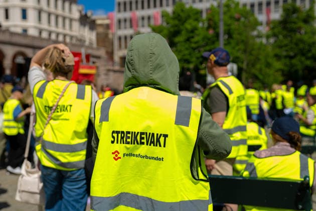 Streik med Fellesforbundet Oslo 20260526. Streikende fra Fellesforbundet. Norsk Arbeidsmandsforbund og Fellesforbundet holdt felles streikemote pa Youngstorget tirsdag. Foto: Amanda Pedersen Giske NTB Oslo Norge zKvET7k8JYg EDITORIAL USE ONLY Ref:zKvET7k8JYg.jpg *** Strike with Fellesforbundet Oslo 20260526 Strikers from Fellesforbundet Norsk Arbeidsmandsforbund and Fellesforbundet held a joint strike rally at Youngstorget on Tuesday Photo Amanda Pedersen Giske NTB Oslo Norway zKvET7k8JYg EDITORIAL USE ONLY Ref zKvET7k8JYg jpg  Copyright: xAmandaxPedersenxGiskex xNTBx