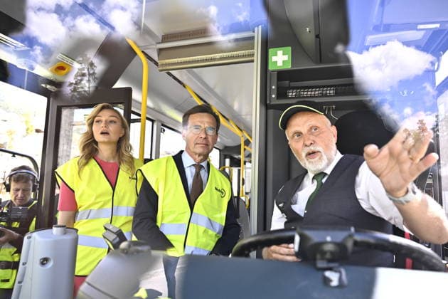 STOCKHOLM, SVERIGE 20260526 Statsminister Ulf Kristersson (M) och energi- och näringsminister Ebba Busch (KD) besöker Charlottendal bussdepa i Gustavsberg. STOCKHOLM SVERIGE x10430x *** STOCKHOLM, SWEDEN 20260526 Prime Minister Ulf Kristersson M and Minister for Energy and Business Affairs Ebba Busch KD visit Charlottendal bussdepa in Gustavsberg STOCKHOLM SWEDEN x10430x  Copyright: xChristinexOlsson TTx TIDÖLEDARNA BESÖKER BUSSDEPA RxoOlY54pYA