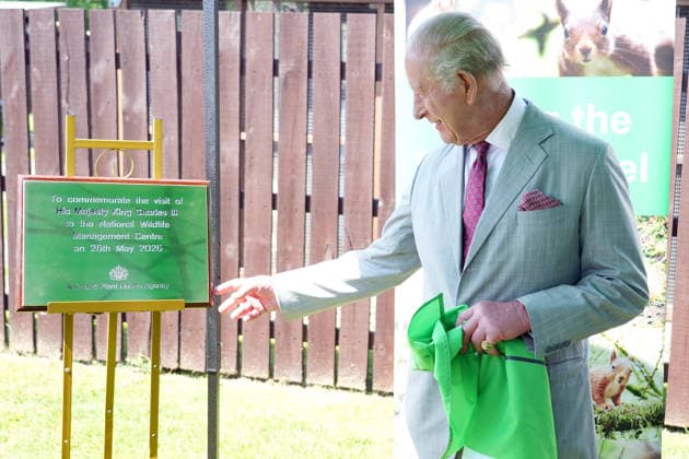 King Charles III Visits North Yorkshire YORK, ENGLAND - MAY 26: King Charles III unveils a plaque commemorating his visit to the Animal Plant and Health Agency on May 26, 2026 in York, England. During his visit, the King learnt about the agency s efforts to control the grey squirrel population through oral contraception, with the aim of supporting the endangered red squirrel species in the United Kingdom., Credit:Dominic Lipinski PA ROTA - B68 Avalon United Kingdom, England, York  Copyright: xDominicxLipinskix xPAxROTAx-xB68x xAvalonx 1105764178
