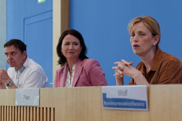 Kinderreport 2026 vorgestellt 2026-05-26 Deutschland, Berlin Bundespressekonferenz: Vorstellung des Kinderreports 2026 mit dem Titel Chancengerechte Bildung. Im Bild v.l.: Holger Hofmann, Bundesgeschäftsführer des Deutschen Kinderhilfswerks e.V., Anja Siegesmund, Vizepräsidentin des Deutschen Kinderhilfswerks e.V., Karin Prien (CDU), Bundesbildungsministerin. *** Childrens Report 2026 presented 2026 05 26 Germany, Berlin Federal Press Conference Presentation of the Childrens Report 2026 entitled Equal Opportunities in Education In the picture from l Holger Hofmann, Federal Managing Director of Deutsches Kinderhilfswerk e V , Anja Siegesmund, Vice President of Deutsches Kinderhilfswerk e V , Karin Prien CDU , Federal Minister of