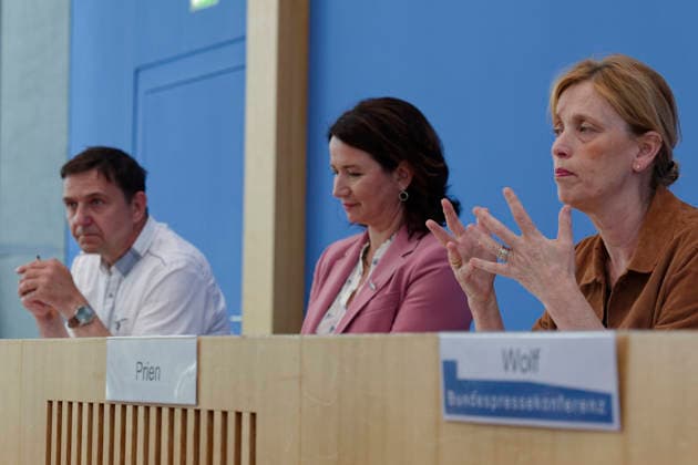 Kinderreport 2026 vorgestellt 2026-05-26 Deutschland, Berlin Bundespressekonferenz: Vorstellung des Kinderreports 2026 mit dem Titel Chancengerechte Bildung. Im Bild v.l.: Holger Hofmann, Bundesgeschäftsführer des Deutschen Kinderhilfswerks e.V., Anja Siegesmund, Vizepräsidentin des Deutschen Kinderhilfswerks e.V., Karin Prien (CDU), Bundesbildungsministerin. *** Childrens Report 2026 presented 2026 05 26 Germany, Berlin Federal Press Conference Presentation of the Childrens Report 2026 entitled Equal Opportunities in Education In the picture from l Holger Hofmann, Federal Managing Director of Deutsches Kinderhilfswerk e V , Anja Siegesmund, Vice President of Deutsches Kinderhilfswerk e V , Karin Prien CDU , Federal Minister of