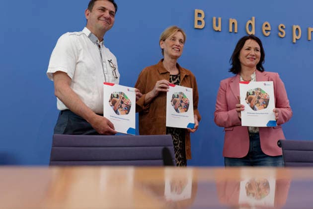 Kinderreport 2026 vorgestellt 2026-05-26 Deutschland, Berlin Bundespressekonferenz: Vorstellung des Kinderreports 2026 mit dem Titel Chancengerechte Bildung. Im Bild v.l.: Holger Hofmann, Bundesgeschäftsführer des Deutschen Kinderhilfswerks e.V., Anja Siegesmund, Vizepräsidentin des Deutschen Kinderhilfswerks e.V., Karin Prien (CDU), Bundesbildungsministerin. *** Childrens Report 2026 presented 2026 05 26 Germany, Berlin Federal Press Conference Presentation of the Childrens Report 2026 entitled Equal Opportunities in Education In the picture from l Holger Hofmann, Federal Managing Director of Deutsches Kinderhilfswerk e V , Anja Siegesmund, Vice President of Deutsches Kinderhilfswerk e V , Karin Prien CDU , Federal Minister of