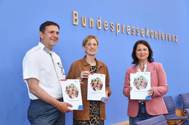 Berlin, Deutschland, 26.05.2026: Bundespressekonferenz: Kinderreport 2026: Chancengerechte Bildung : Holger Hofmann, Bundesgeschäftsführer des Deutschen Kinderhilfswerkes e. V., Bundesministerin für Bildung, Familie, Senioren, Frauen und Jugend Karin Prien (CDU) und Anja Siegesmund, Vizepräsidentin des Deutschen Kinderhilfswerkes e. V. *** Berlin, Germany, 26 05 2026 Federal Press Conference Childrens Report 2026 Equal Opportunities in Education Holger Hofmann, Federal Managing Director of Deutsches Kinderhilfswerk e V , Federal Minister of Education, Family Affairs, Senior Citizens, Women and Youth Karin Prien CDU and Anja Siegesmund, Vice President of Deutsches Kinderhilfswerk e V Copyright: xdtsxNachrichtenagenturx dts_120476