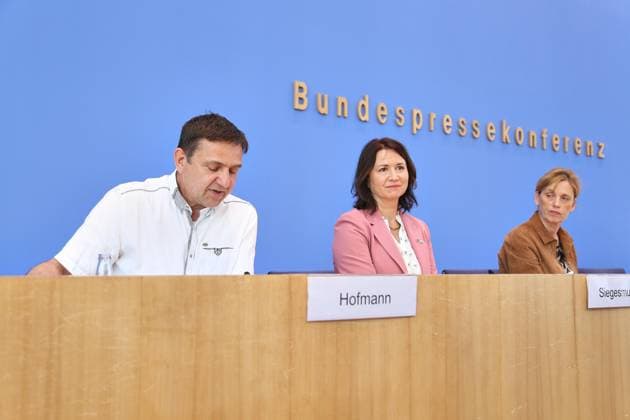 Berlin, Deutschland, 26.05.2026: Bundespressekonferenz: Kinderreport 2026: Chancengerechte Bildung : Holger Hofmann, Bundesgeschäftsführer des Deutschen Kinderhilfswerkes e. V., Anja Siegesmund, Vizepräsidentin des Deutschen Kinderhilfswerkes e. V., Bundesministerin für Bildung, Familie, Senioren, Frauen und Jugend Karin Prien (CDU) *** Berlin, Germany, 26 05 2026 Federal Press Conference Childrens Report 2026 Equal Opportunities in Education Holger Hofmann, Federal Managing Director of Deutsches Kinderhilfswerk e V , Anja Siegesmund, Vice President of Deutsches Kinderhilfswerk e V , Federal Minister of Education, Family Affairs, Senior Citizens, Women and Youth Karin Prien CDU Copyright: xdtsxNachrichtenagenturx dts_120478