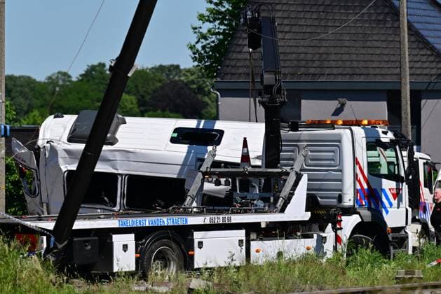 The bus is being towed away at the scene of an accident between a train and a minivan, at the railway crossing Vierhuizen, in Buggenhout, Tuesday 26 May 2026. The accident happened around 8:15 am. Four people have been killed, the driver, two children and their supervisor. According to initial reports, the level crossing was closed at the time of the accident.  DIRKxWAEM 175099873