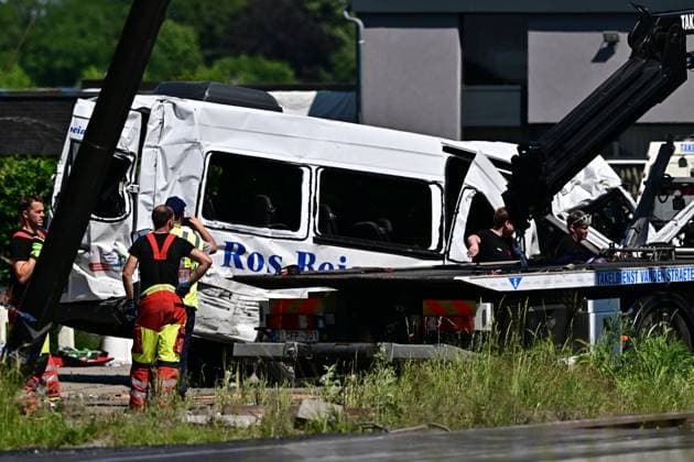 The bus is being towed away at the scene of an accident between a train and a minivan, at the railway crossing Vierhuizen, in Buggenhout, Tuesday 26 May 2026. The accident happened around 8:15 am. Four people have been killed, the driver, two children and their supervisor. According to initial reports, the level crossing was closed at the time of the accident.  DIRKxWAEM 175100232